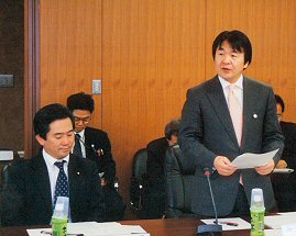 「金融審議会総会(第18回)・金融分科会(第6回金融分科会合同会合)において挨拶する竹中大臣と伊藤副大臣