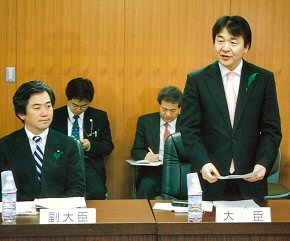 財務局長会議で挨拶する竹中大臣と伊藤副大臣