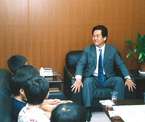子ども霞が関見学デーにおいて子ども達と懇談する竹中大臣(8月25日)と伊藤副大臣(8月26日)