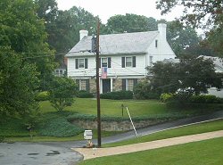 緑の芝生とコンクリートの壁