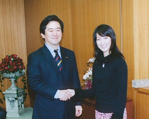 ペイオフ広報ポスターモデル(歌原奈緒子さん)と伊藤大臣