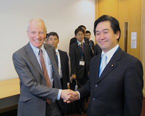 マッカーシー英国FSA長官と面談する伊藤大臣(1月6日)