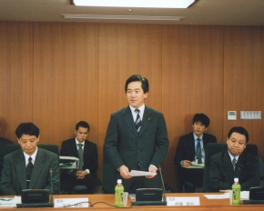 偽造キャッシュカード問題に関するスタディグループにおいて挨拶する伊藤大臣(2月22日)