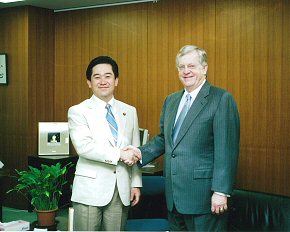 シーファー駐日米国大使の表敬訪問を受ける伊藤大臣(7月6日)