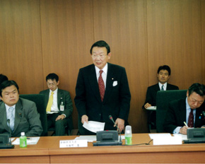 中小企業金融円滑化会議において挨拶する与謝野大臣(12月13日)