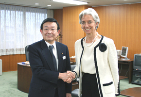 フランス経済財政産業省 ラガルド貿易担当大臣の表敬訪問を受ける与謝野大臣(2月23日)