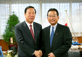 戴 相龍 天津市長の表敬訪問を受ける山本大臣(10月24日)