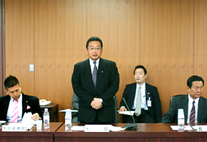 財務局長会議において挨拶する山本大臣(10月25日)