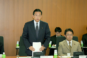 年度末金融の円滑化に関する意見交換会で挨拶する山本大臣(3月5日)