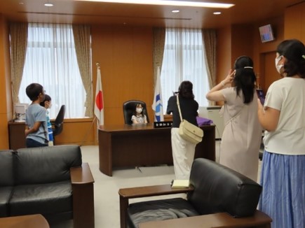 写真:大臣室で記念撮影する参加者の方々