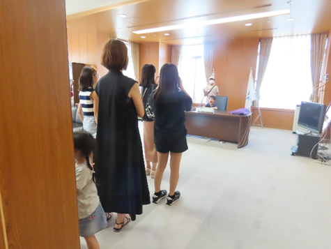 写真:大臣室で記念撮影する参加者の方々