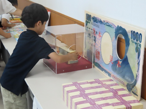 写真:金塊を持ち上げる参加者