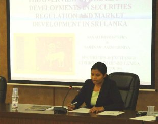 写真(研修生による各国の市場紹介)