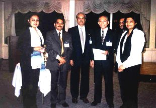 写真(歓迎レセプション(高橋委員長と研修生))